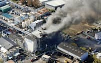 爆発で黒煙が上がる静岡県富士市の化学工場（1日午前10時）=共同通信社ヘリから