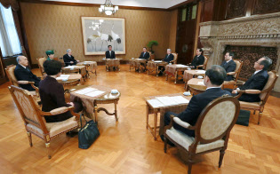 皇室会議に臨む出席者。奥中央は議長の安倍首相(1日午前、宮内庁特別会議室)=代表撮影 皇室会議に臨む出席者。奥中央は議長の安倍首相(1日午前、宮内庁特別会議室)=代表撮影