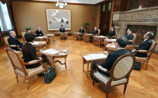 皇室会議に臨む出席者。奥中央は議長の安倍首相(1日午前、宮内庁特別会議室)=代表撮影 皇室会議に臨む出席者。奥中央は議長の安倍首相(1日午前、宮内庁特別会議室)=代表撮影