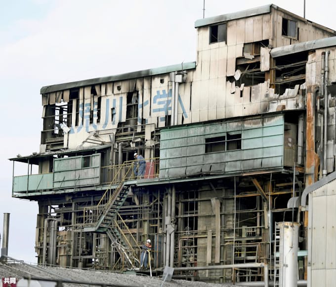 荒川化学の工場爆発火災で現場検証 静岡県警 日本経済新聞