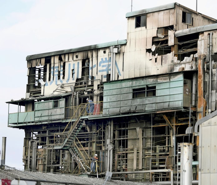 荒川化学の工場爆発火災で現場検証 静岡県警 日本経済新聞 荒川化学の工場爆発火災で現場検証 静岡県警 日本経済新聞