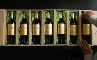 1本5940円のワインボトル入り宇治茶。だしのように濃厚で芳醇(ほうじゅん)な味わいが楽しめる(京都府宇治田原町)=山本博文撮影