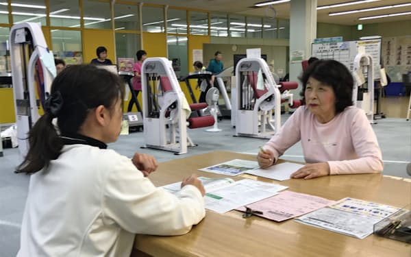 健幸スポーツの駅では運動の相談に乗るなど健康づくりの大切さを広める(11月、新潟県見附市)