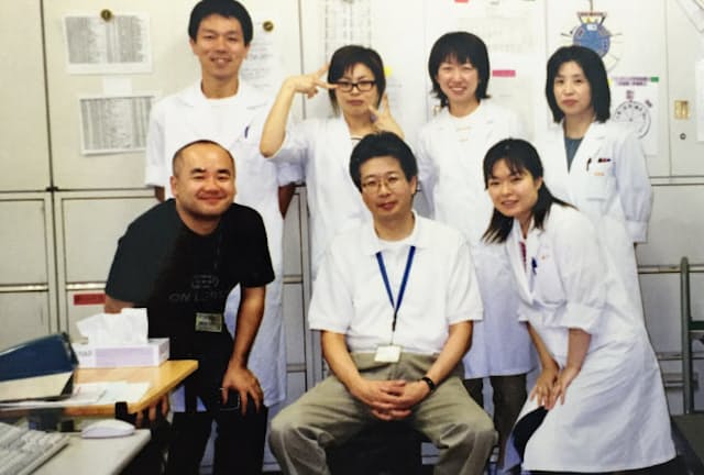 真鍋淳社長（前列中）はおよそ30年間を薬の安全性研究部門で過ごした（2002年、静岡県袋井市）