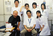 真鍋淳社長(前列中)はおよそ30年間を薬の安全性研究部門で過ごした(2002年、静岡県袋井市)