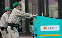 荷物を配送するヤマト運輸の従業員（東京都中央区）