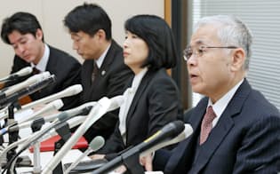 NHK受信料訴訟の最高裁判決後、記者会見する高池弁護士(右)ら被告側の代理人（6日午後、東京都千代田区）