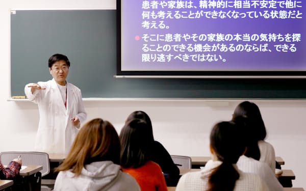 「君ならどうする」に向き合う日本赤十字看護大の学生たち(11月下旬、東京都渋谷区)