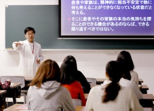 「君ならどうする」に向き合う日本赤十字看護大の学生たち（11月下旬、東京都渋谷区）