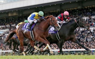 マイルCSを勝ったペルシアンナイト(右)は秋に馬体が成長した=共同 マイルCSを勝ったペルシアンナイト(右)は秋に馬体が成長した=共同