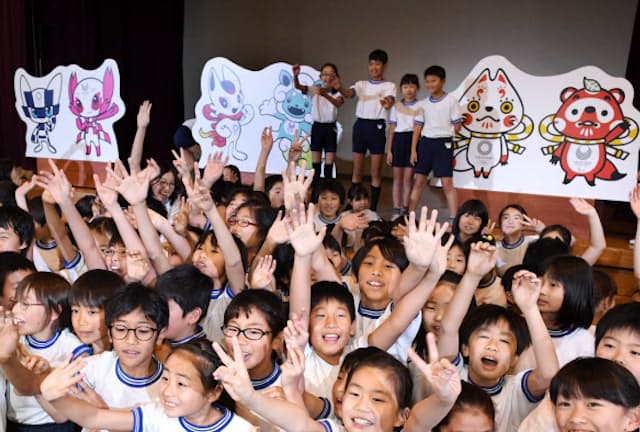 2020年東京五輪・パラリンピックのマスコット最終候補3作品と写真に納まる児童（12月7日午前、東京都渋谷区）