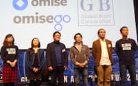 ブロックチェーン投資ファンドを発表したグローバル・ブレインの百合本社長（左から3人目）と、Omiseの長谷川社長（同4人目）=8日、東京都内