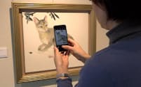 三菱ケミカルが開発した反射防止フィルムを使った「吾輩の猫展」（東京・新宿の佐藤美術館）