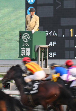 ゲートの一瞬 綿密準備 中央競馬のスターター もっと関西 日本経済新聞