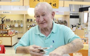 佐渡歴史伝説館の土産コーナーで働いていたジェンキンスさん（2012年、新潟県佐渡市）