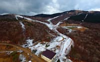 16日にオープンする峰山高原リゾートには雪が積もり始めた（8日、兵庫県神河町）