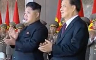 中国最高指導部メンバーが金正恩氏(左)と会ったのは15年10月、平壌で軍事パレードを参観した劉雲山氏が最後になった（中国中央テレビの映像から）