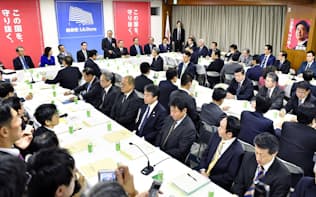 自民党本部で開かれた税制調査会の総会（11月22日午後、東京・永田町）=共同
