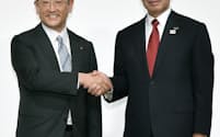 提携を発表したトヨタ自動車の豊田章男社長(左)とパナソニックの津賀一宏社長（13日午後、東京都港区）