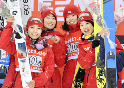ジャンプ女子団体 日本が優勝 W杯で初実施 日本経済新聞
