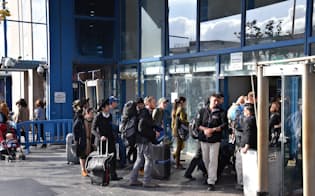 パレスチナ人による襲撃事件があった中央バス発着所は普段のにぎわいをとり戻していた（14日、エルサレム）