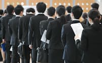 18年春採用の面接会場で並ぶ就活生（6月、東京都新宿区）