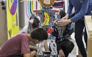 授業でロボットを製作するイスラエルの児童
