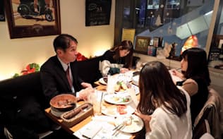 小川村は都内で学生と企業の食事会を開いた（11日、都内）