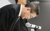 記者会見で頭を下げるSUBARUの吉永社長（19日午後、東京都渋谷区）