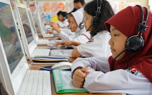 すららの授業を受けるインドネシアの小学生（西ジャワ州バンドン市）