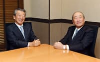 出光興産の月岡隆社長(右)と昭和シェル石油の亀岡剛社長