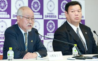 記者会見する横綱審議委員会の北村委員長(左)と日本相撲協会の春日野広報部長(20日午前、東京・両国国技館)