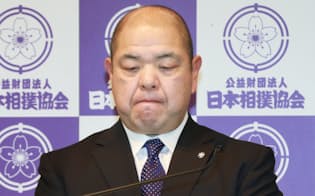 厳しい表情で記者会見する日本相撲協会の八角理事長(20日午後、東京・両国国技館)