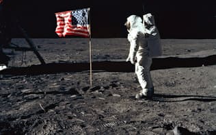 月面に立てた米国の国旗とアポロ11号のオルドリン飛行士（NASA）
