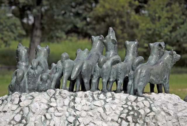 堺市にある樺太犬慰霊碑