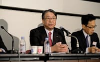10月に不適切会計問題の再発防止策などを発表した富士フイルムHDの助野健児社長(左)