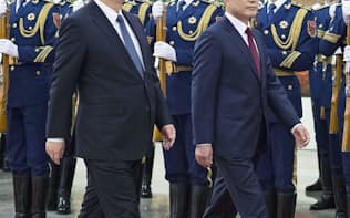 韓国の文在寅大統領（右）は中国の習近平国家主席も平昌五輪に招待した（12月14日、北京の人民大会堂）=共同