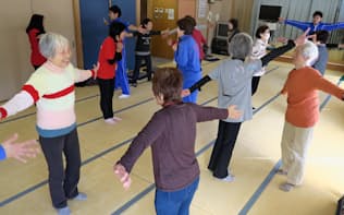 「転倒予防教室」では全身を使った運動を実践しながら学ぶ（19日、神奈川県茅ケ崎市）