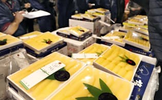 カズノコは正月に欠かせない食材だ（大阪市中央卸売市場）