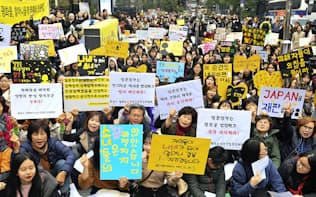 ソウルの日本大使館前で開かれた慰安婦問題の抗議集会（11月）=共同