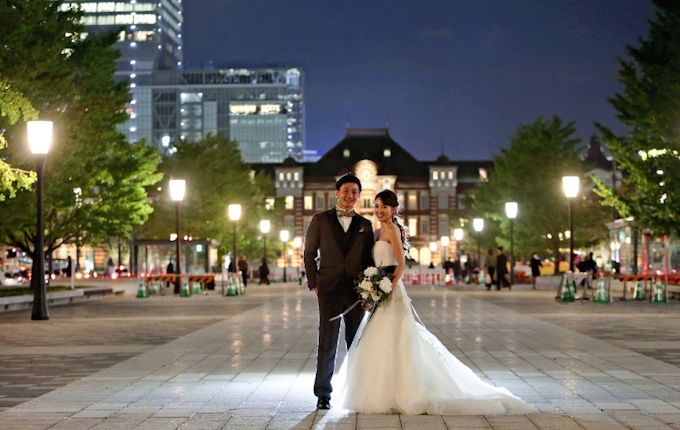ワタベウェディング 東京駅バックに結婚写真 日本経済新聞