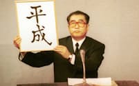 1989年1月7日、新元号を発表する小渕恵三官房長官（当時）