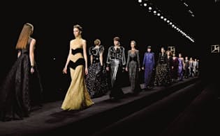 ファッション業界に、さらなる法的保護を巡る議論が起きている（2017年11月のシンポ冒頭で流された「ジュン アシダ」のファッションショー映像）=ジュン アシダ提供