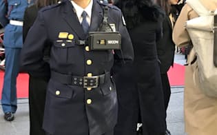 警備員の胸元にウエアラブルカメラを付け、監視の質を高めた（東京・丸の内のイベント会場）