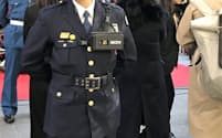 警備員の胸元にウエアラブルカメラを付け、監視の質を高めた（東京・丸の内のイベント会場）