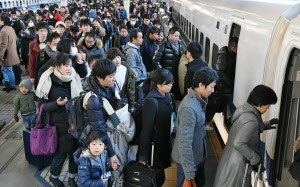 年末年始の帰省ラッシュ始まる Jr東京駅は混雑 日本経済新聞