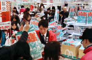 初売りに行列 福袋わくわく 買って晴れ晴れ 日本経済新聞 初売りに行列 福袋わくわく 買って晴れ晴れ 日本経済新聞