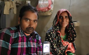 OMCから1日に6時間だけ電気を購入するモハマドさん夫妻（インド・ウッタルプラデーシュ州ラクノー郊外）