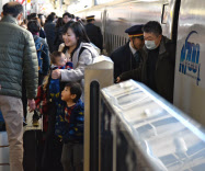 Uターンラッシュピーク 名古屋駅混み合う 日本経済新聞