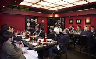 ディナー会は2017年11月5日にパリの二つ星レストラン「ラトリエ・ドゥ・ジョエルロブション」で開いた